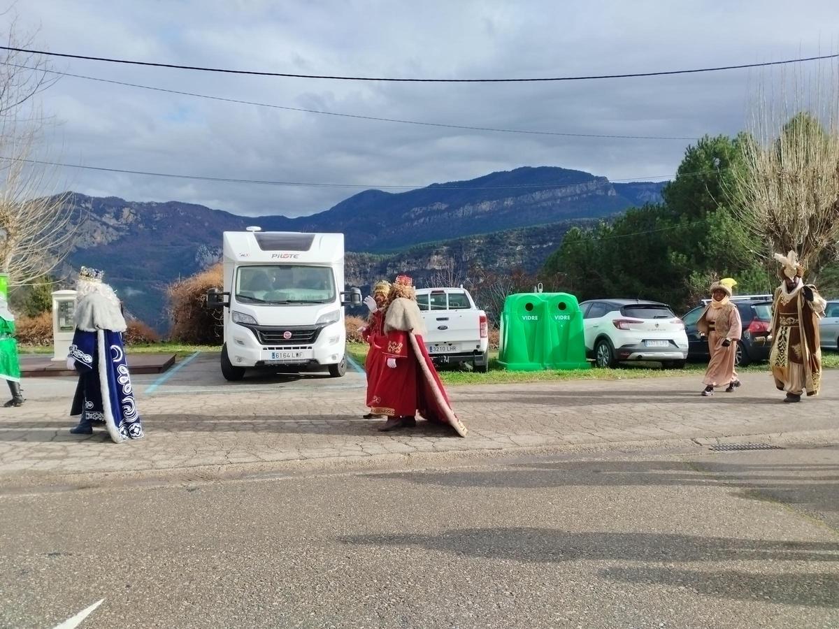 Un centenar d'infants acompanyen els reis a recollir el carbó a Sant Corneli: "És molt maco i proper”