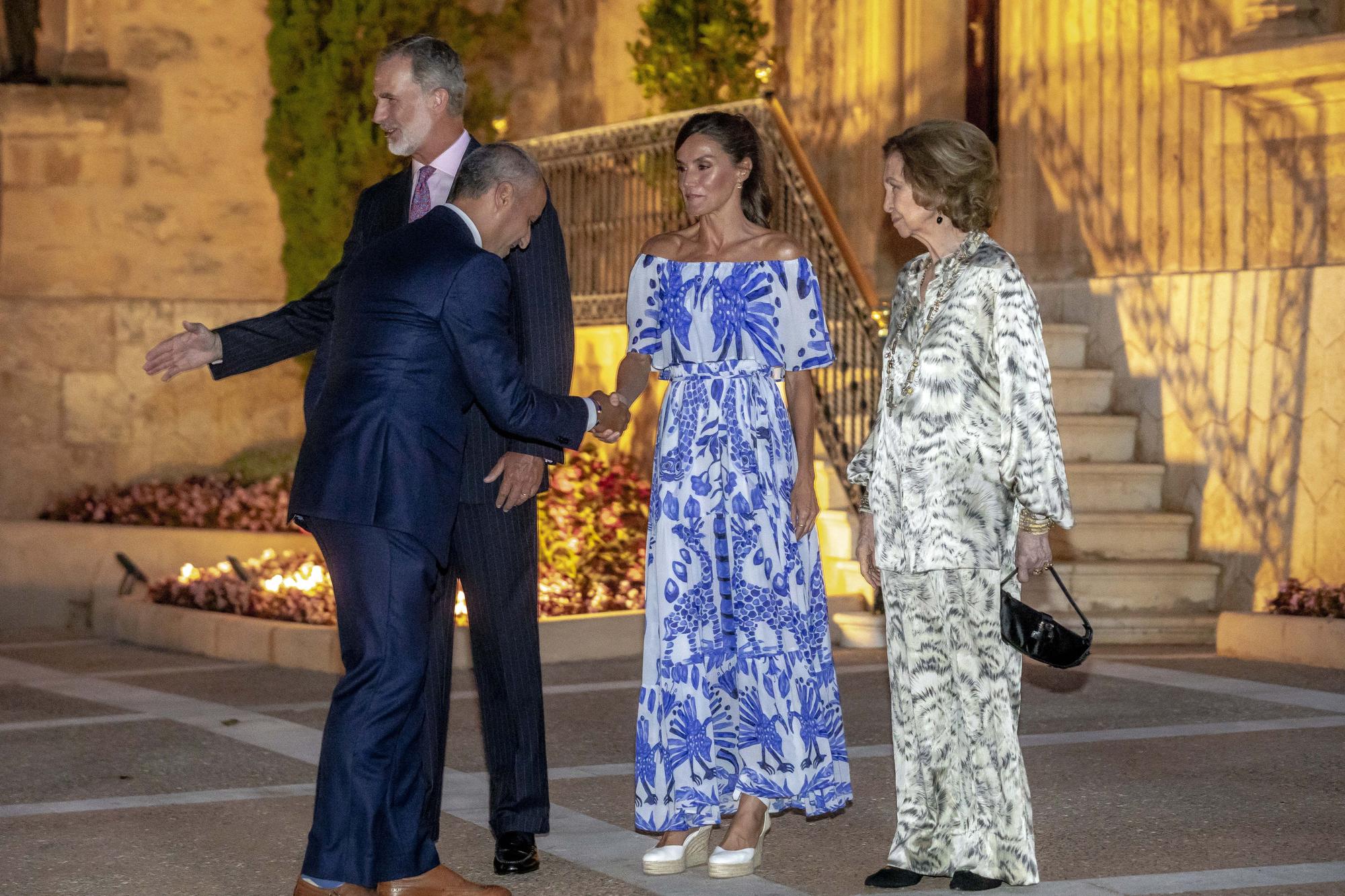 Mira aquí todas las fotos de la visita de los Reyes al Palacio Marivent para recibir a la sociedad balear