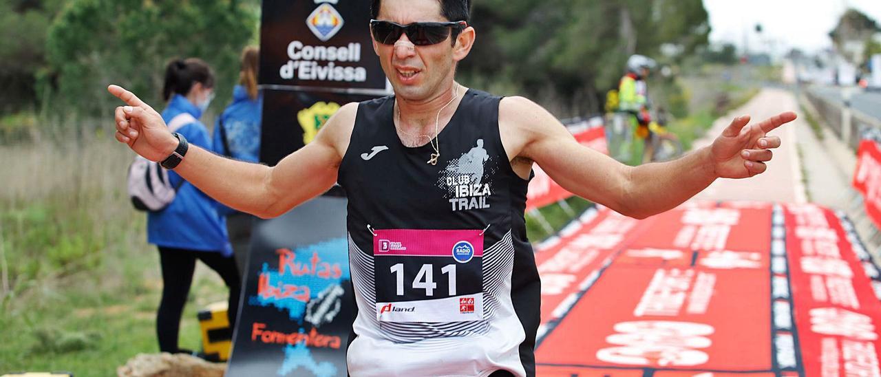 Aveiro, del Club Ibiza Trail, cruza la línea de meta como vencedor de los 21  kilómetros.