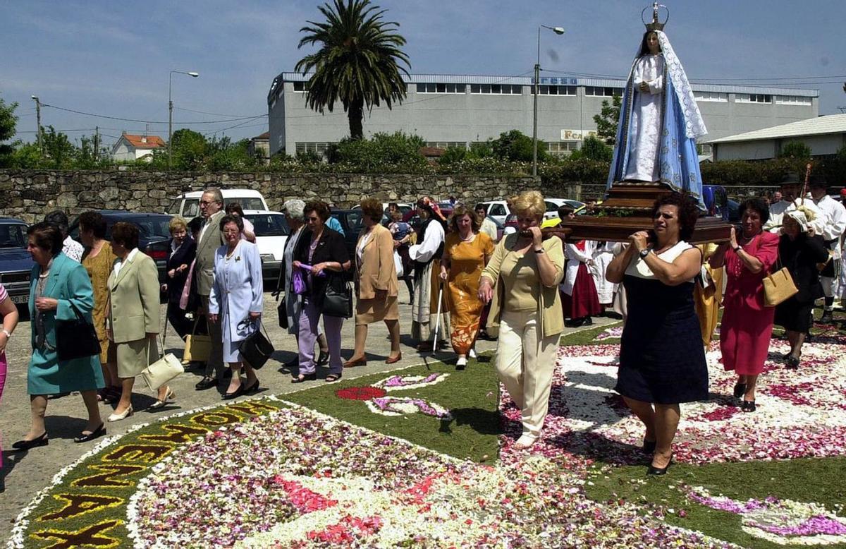Celebración de la Ascensión en los años 2000, cuando rindieron homenaje a 44 vecinas de la parorquia de más de 65 años.   | // JESÚS DE ARCOS