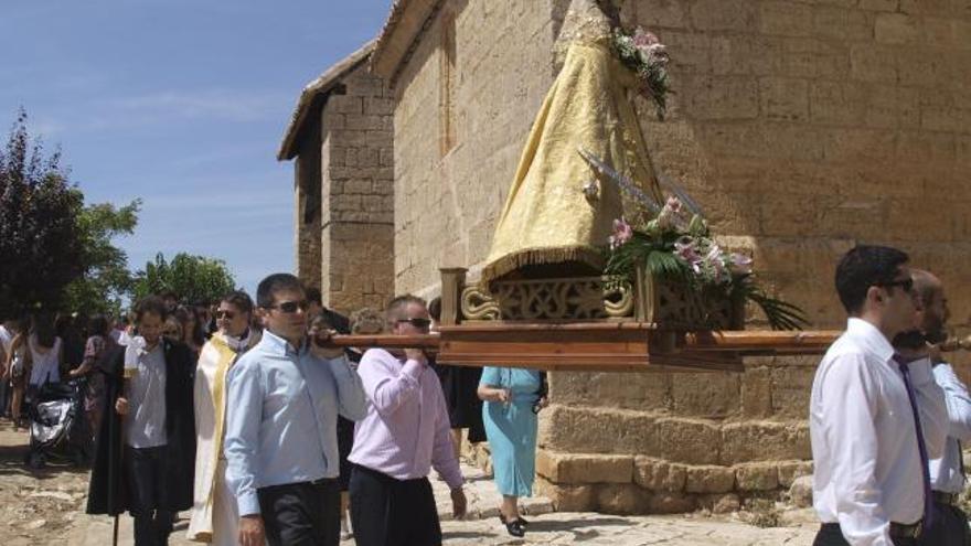 Procesión religiosa durante la celebración de las fiestas de Villalonso.