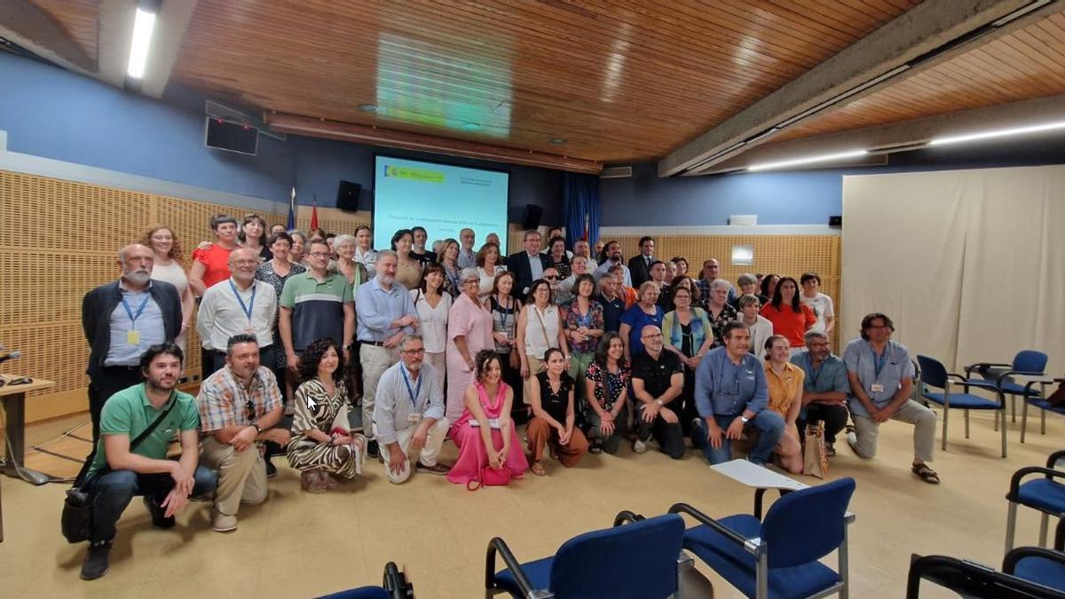 Los familiares de enterrados en el Valle de los Caídos que han acudido a la reunión de Moncloa, en la sala al final del encuentro. Foto MAB