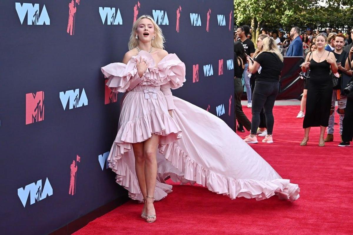 Zara Larsson puso el toque romántico a las llegadas a los premios MTV VMA 2019
