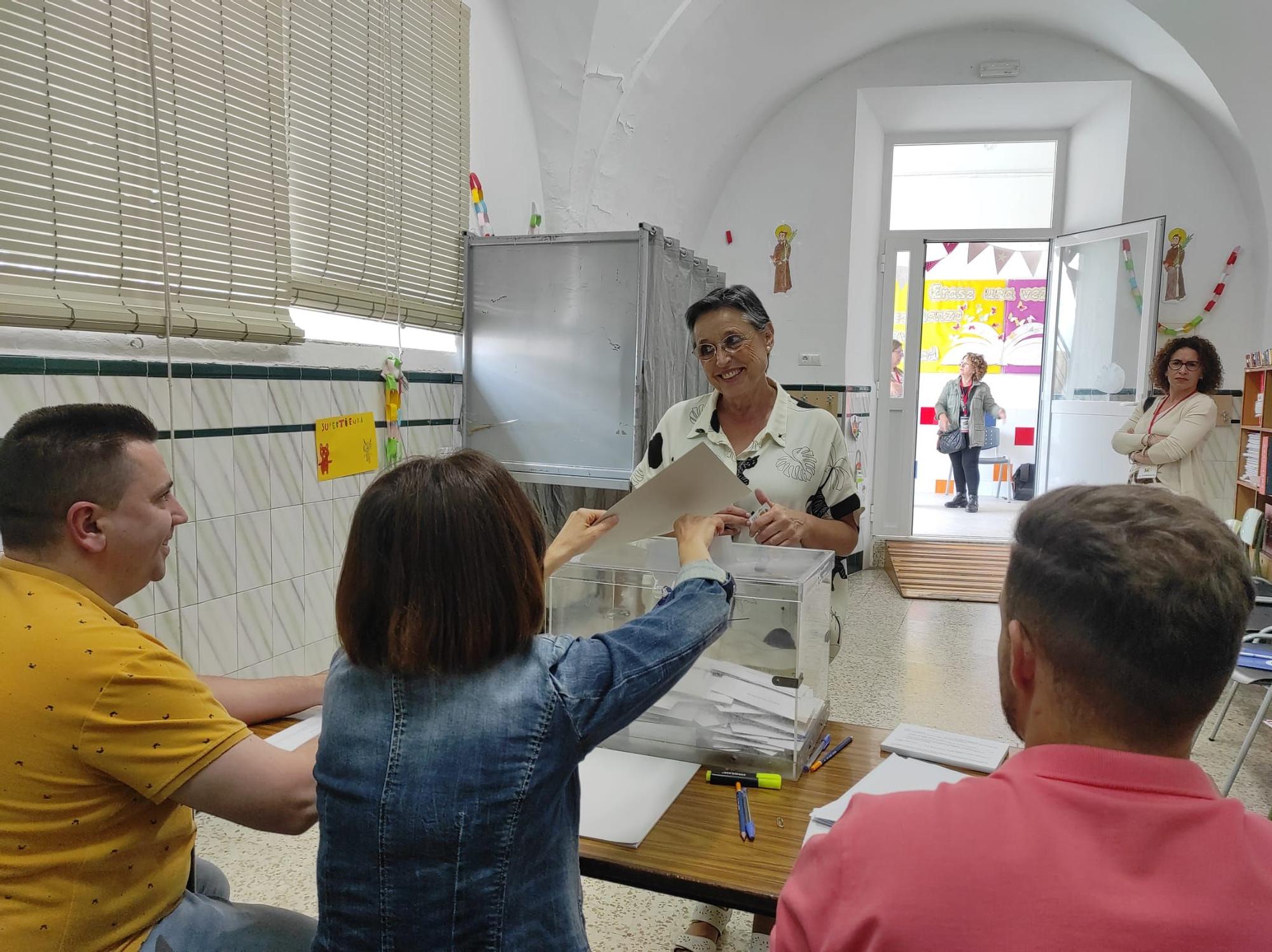 Aguilar de la Frontera. Carmen Flores votando
