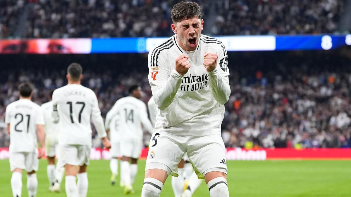 Federico Valverde celebra su gol con el Real Madrid durante el partido de Liga ante el Sevilla en el Bernabéu