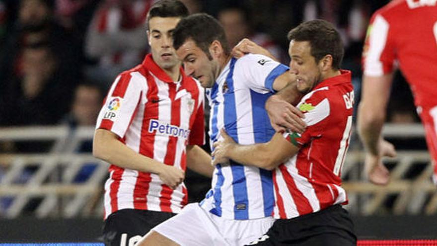 Agirretxe pelea un balón con Carlos Gurpegui.