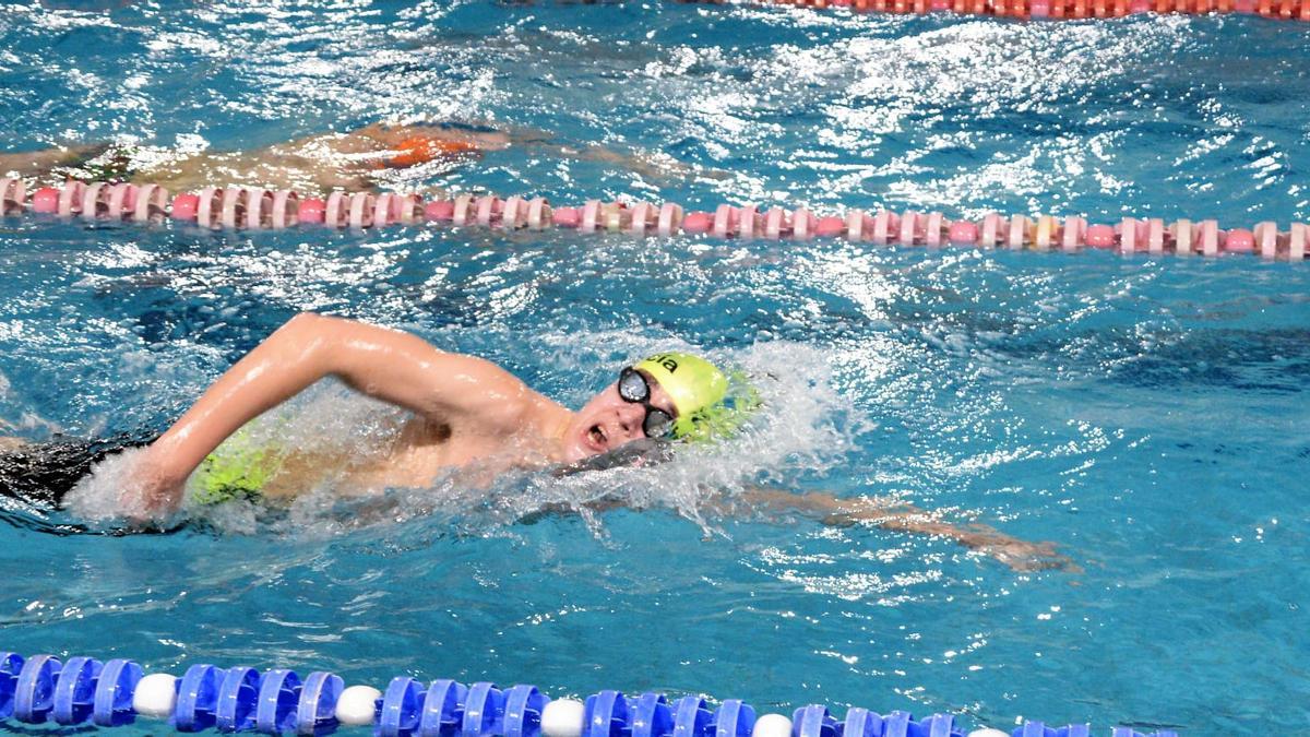 La piscina de Vilagarcía acoge la primera competición oficial de su historia con la Liga Gallega de salvamento