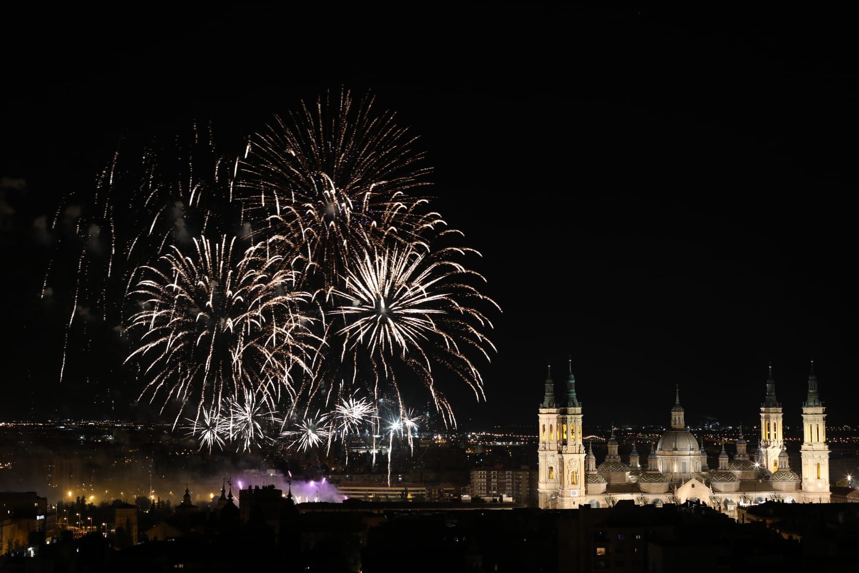 Los fuegos artificiales marcan el fin de las Fiestas del Pilar