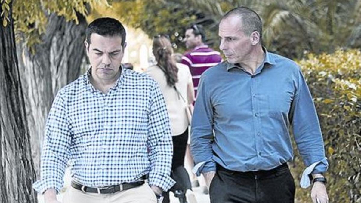 El primer ministro griego, Alexis Tsipras (izquierda), con Varoufakis.