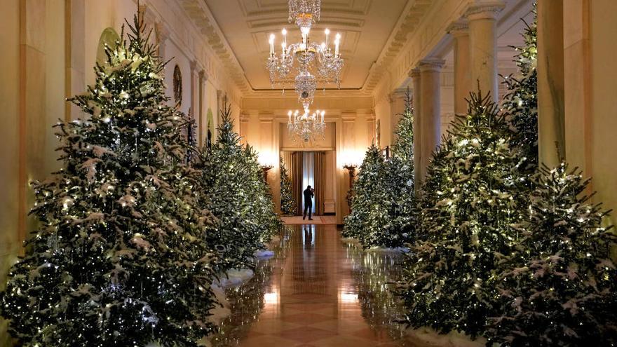 Melania Trump decora la Casa Blanca para Navidad