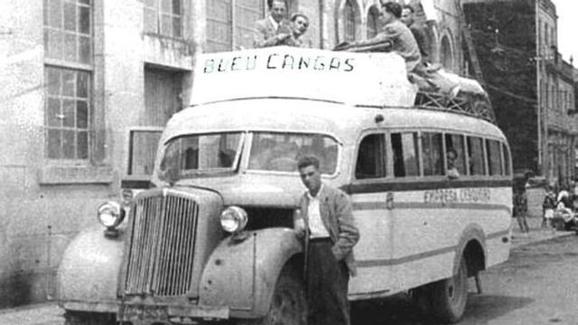 Na esquerda, un autobús de Cerqueiro na parada da Casa das Luces, no centro de Cangas. Arriba, unha reproducción dunha nova de FARO o 28 de marzo de 1928 sobre a adquisición por parte de Cerqueiro dun novo autobús "Dodge". Abaixo, dous modelos de autobuses da empresa. // Arquivo/Cerqueiro/FdV