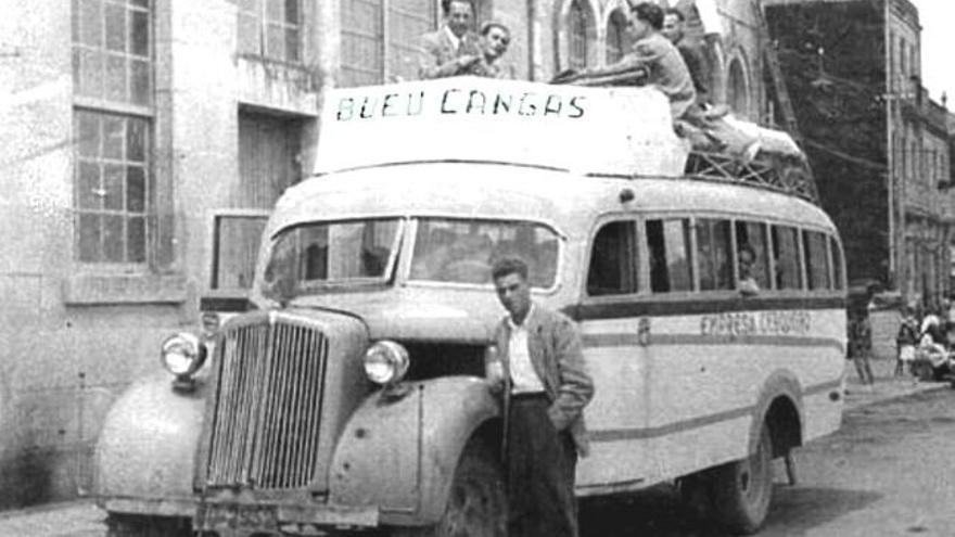 Na esquerda, un autobús de Cerqueiro na parada da Casa das Luces, no centro de Cangas. Arriba, unha reproducción dunha nova de FARO o 28 de marzo de 1928 sobre a adquisición por parte de Cerqueiro dun novo autobús &quot;Dodge&quot;. Abaixo, dous modelos de autobuses da empresa. // Arquivo/Cerqueiro/FdV