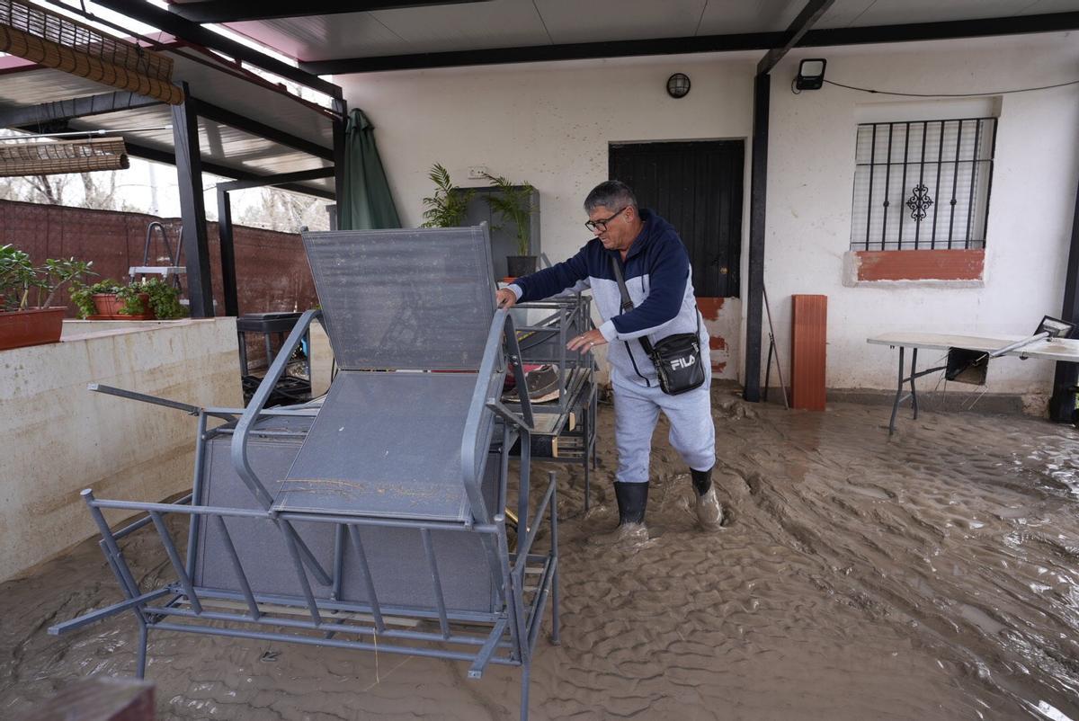 Francisco Granados, retira enseres de su parcela.