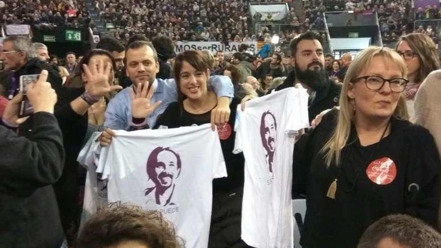 Simpatizantes de Iglesias, con camisetas con la cara del líder. // J.A.A,