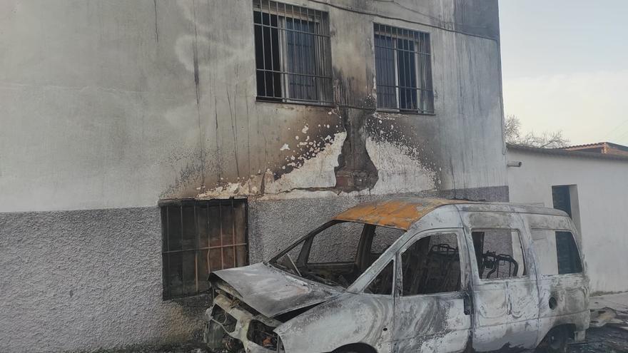 El incendio de una furgoneta obliga al desalojo de dos viviendas en Aguilar de la Frontera