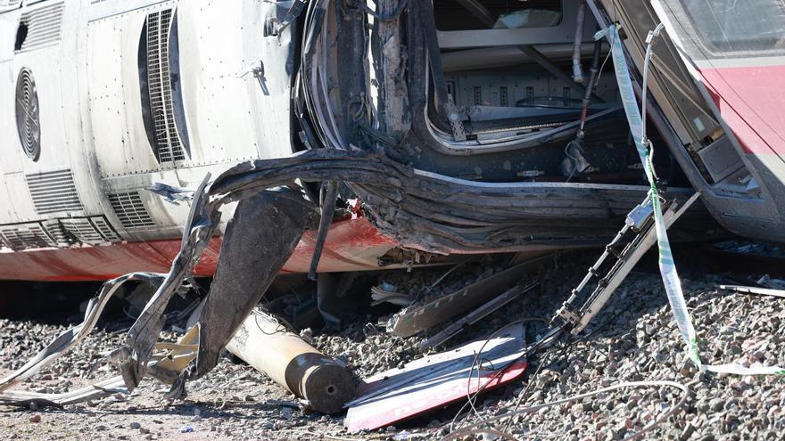 El ministro Óscar Puente admite ahora que investigan la rotura de la vía tras descubrir marcas en los trenes que pasaron antes del Iryo en Adamuz