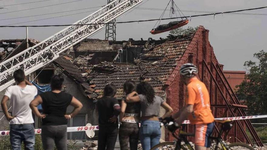 Fallece un matrimonio y sus dos hijos de 2 y 3 años en el incendio de su casa en Bilbao