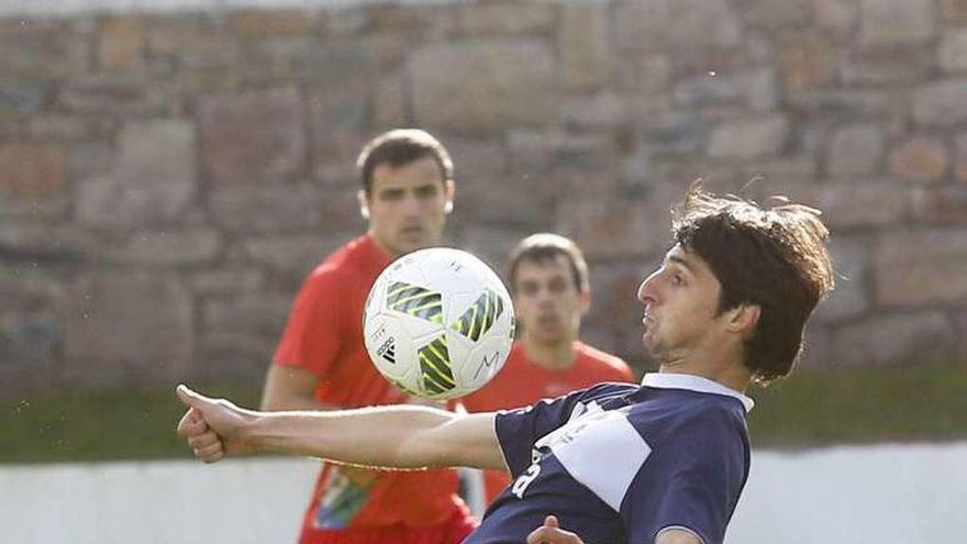 Jairo Cárcaba controla un balón ante el Colunga.