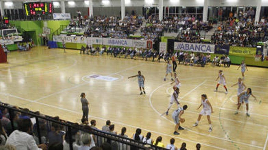 Panorámica del pabellón de Navia durante el Memorial Paco Araújo. // R. Grobas