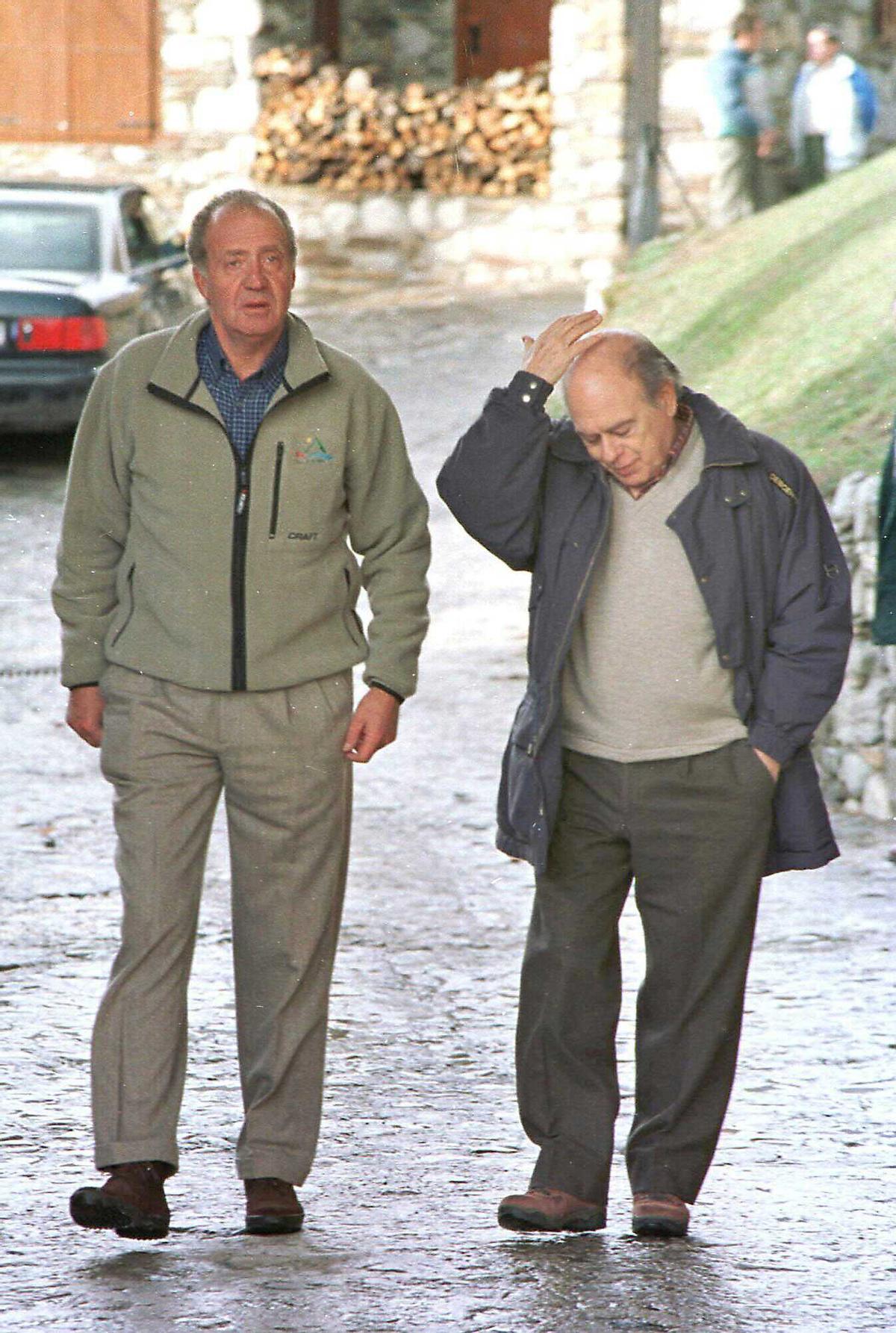 Juan Carlos I, el 5 de enero de 2001, con el presidente de la Generalitat, Jordi Pujol, poco antes de almorzar en La Pleta.