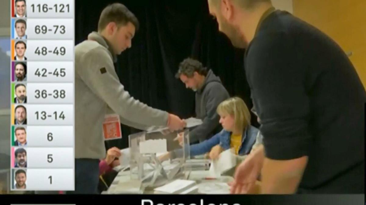 Un apoderado contando votos en un colegio electoral de Sant Andreu,  en Barcelona.