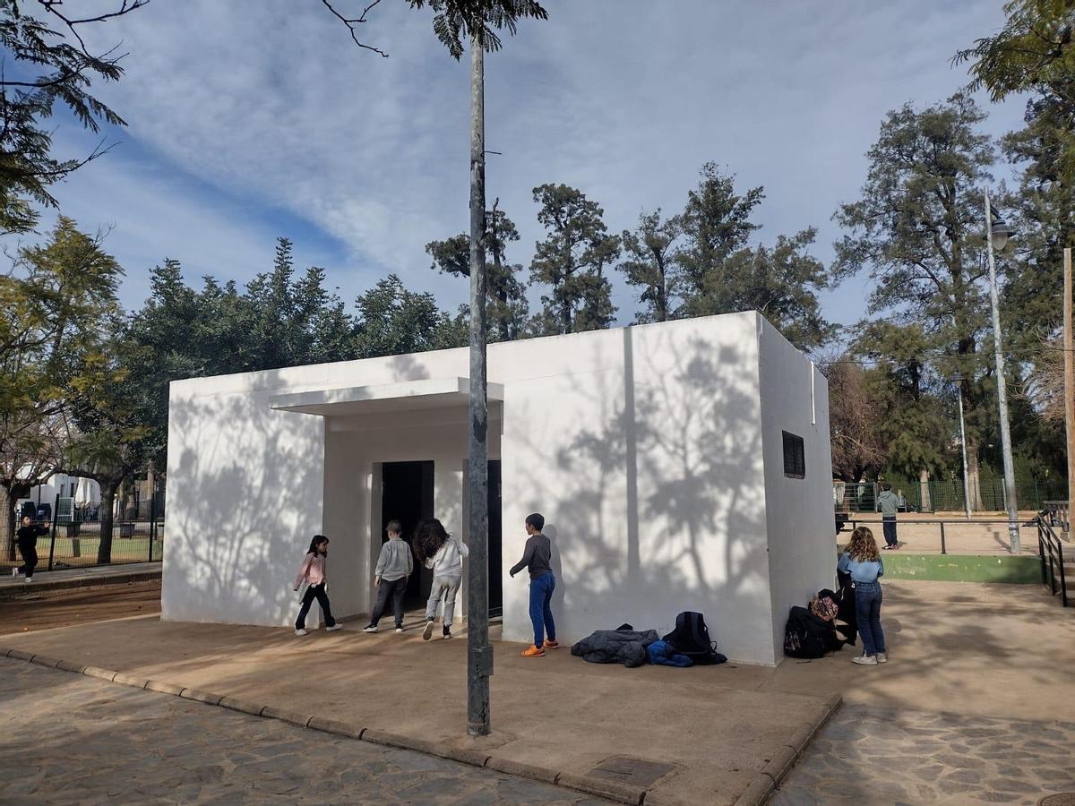 Estado actual de la caseta, donde se ha cubierto la obra de Joan Verdú con pintura blanca.