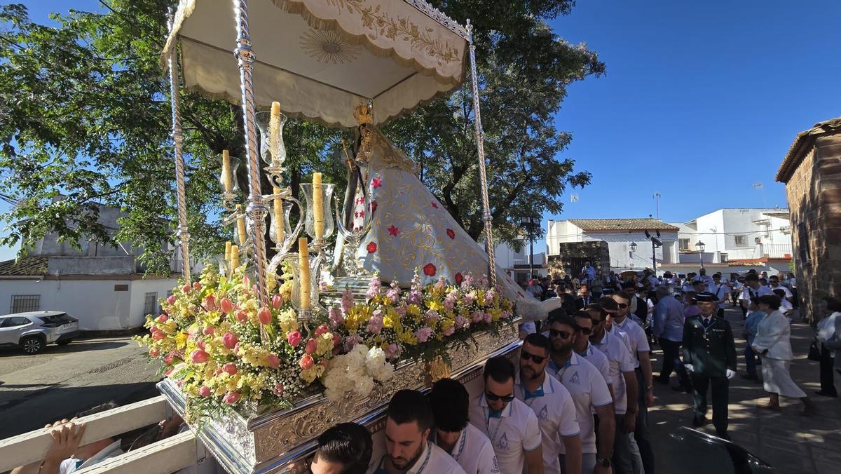 Numerosas personas participan en una jornada festiva iniciada con la salida de la patrona de la localidad desde la iglesia de San Andrés