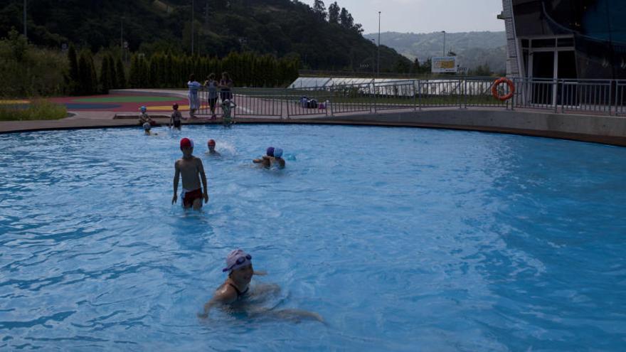 La piscina infantil de Sotrondio dispondrá este verano de cañón de agua y columpios