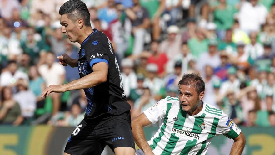 Torres disputa un balón con Joaquín.