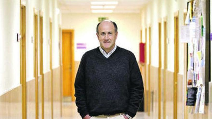 Fernando Cuetos, en un pasillo de la Facultad de Psicología.