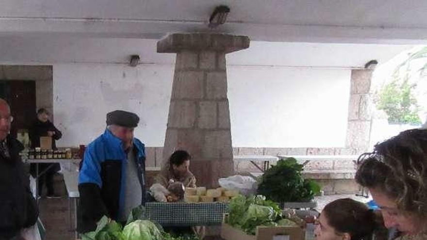 Puestos en la plaza dominical de Cangas de Onís.