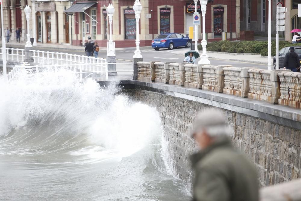 Jornada de oleaje en la costa asturiana