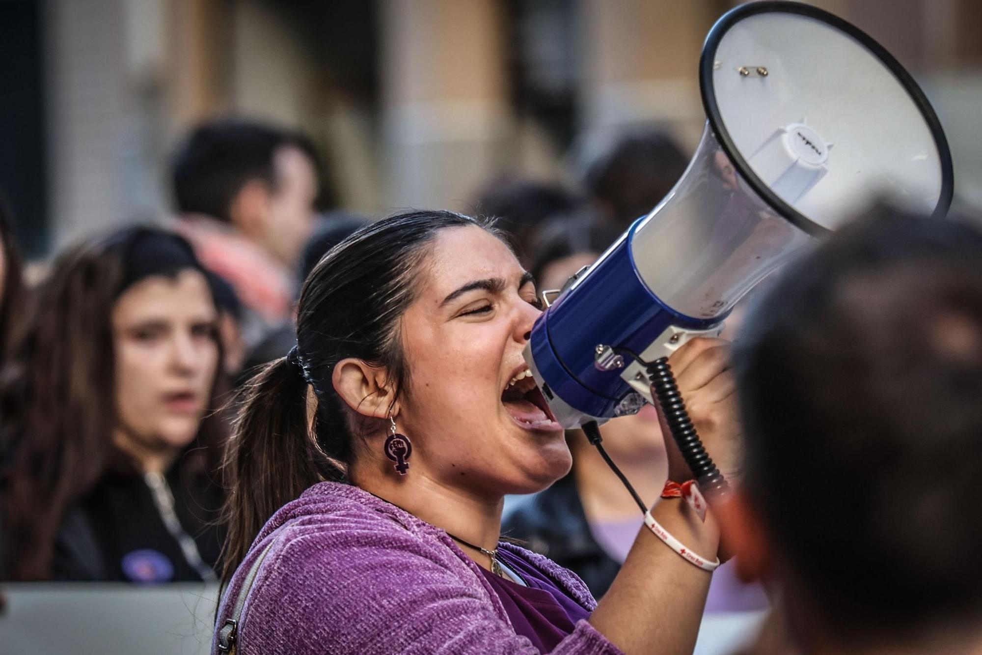 El morado de la manifestación del 8M Día Internacional de la Mujer llena las calles de Orihuela