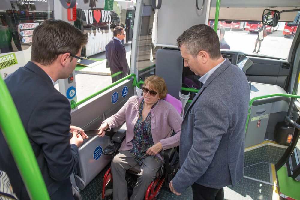 El rapero alicantino presenta ha presentado la nueva flota de vehículos accesibles e interpreta uno de sus temas