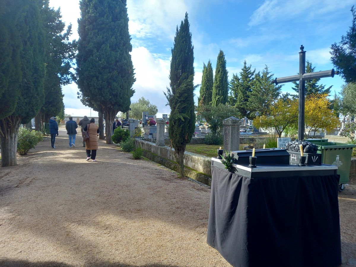 Catafalco instalado en una intersección de calles del cementerio