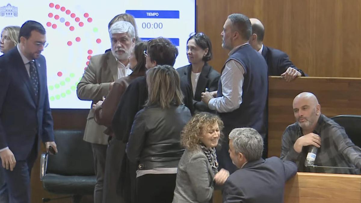 Barbón vuelve al hemiciclo tras sentirse indispuesto.