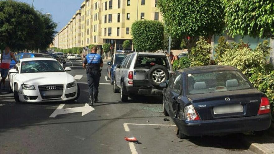 Estado en que quedaron el Audi A5, que provocó el accidente, y dos de los coches aparcados.