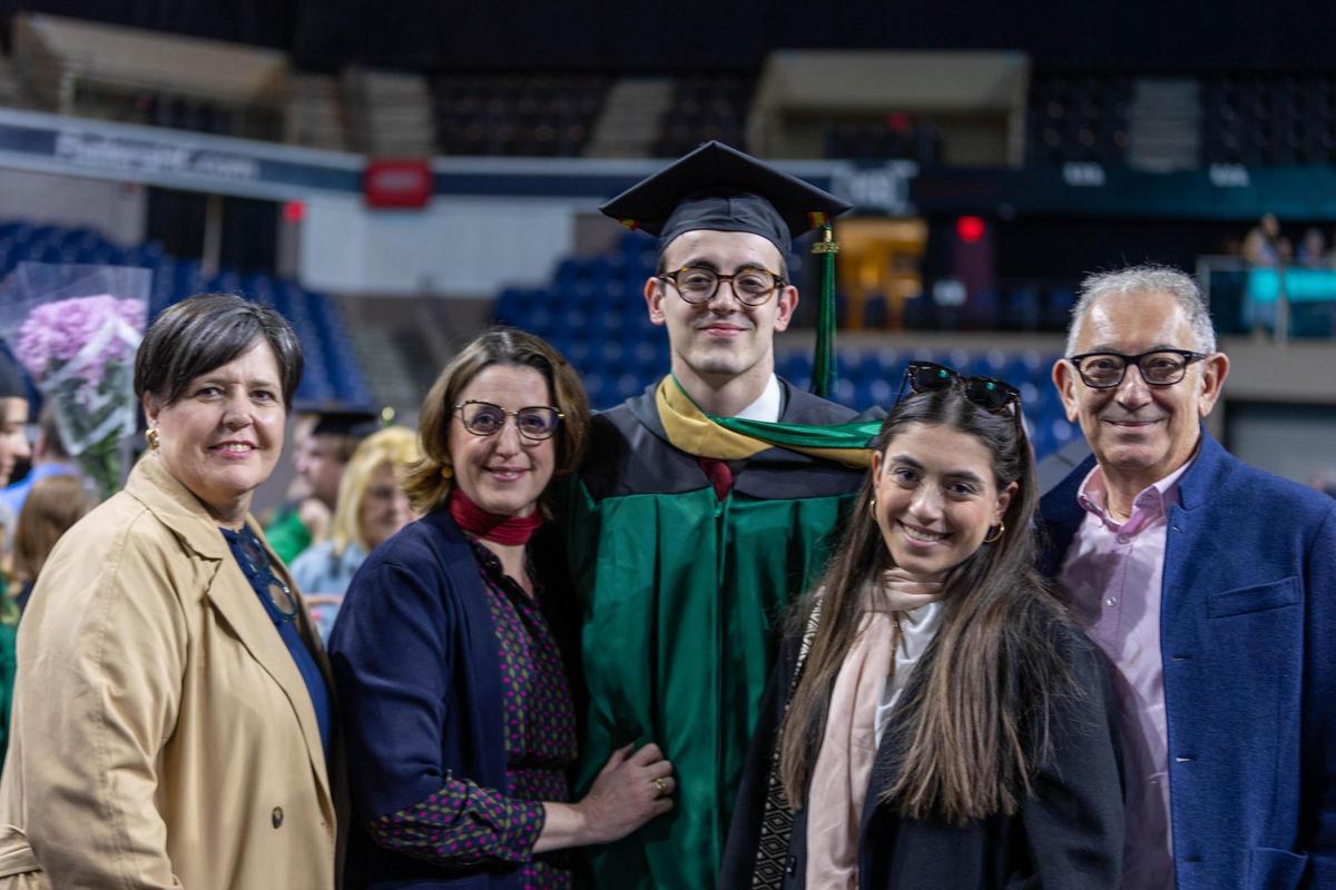 Pablo Arnau y su familia en su acto de graducación en Estados Unidos.