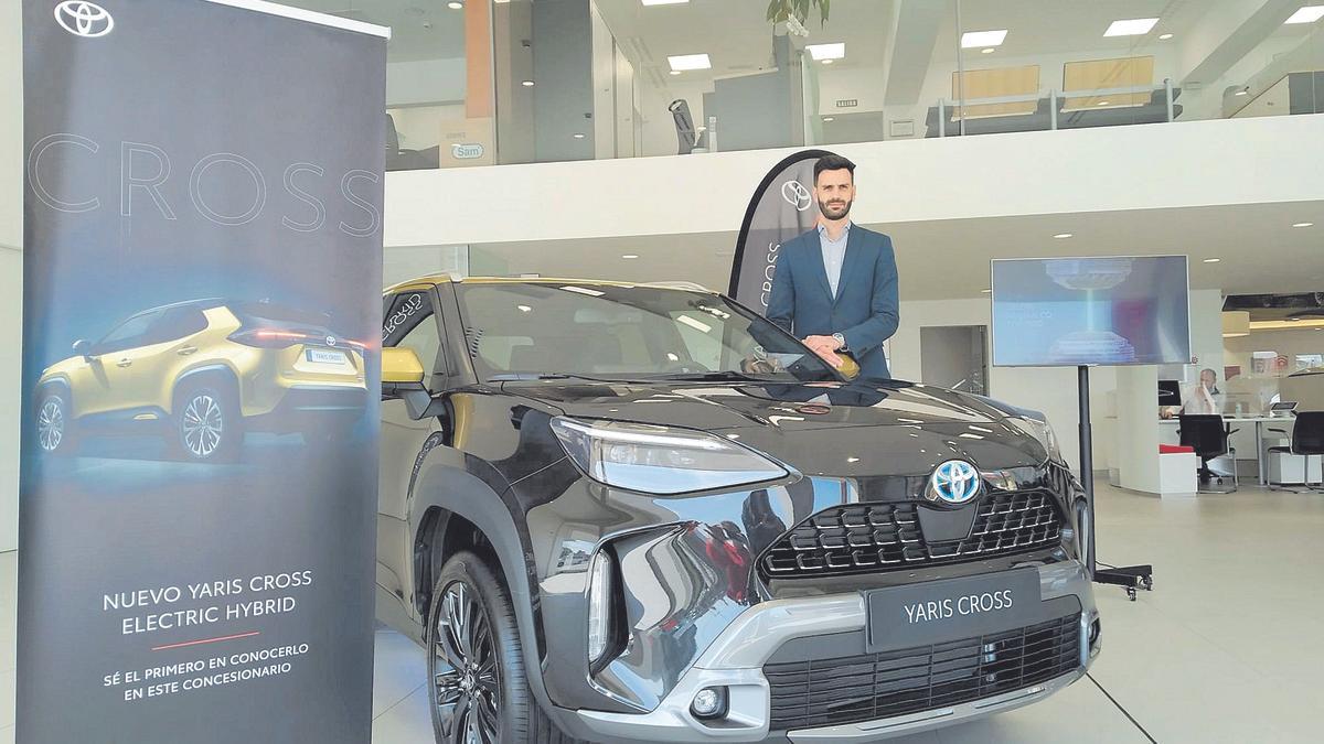 jesús Somorrostro, jefe de Ventas de Breogán Motor, con el nuevo Toyota Yaris.