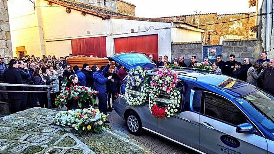 Multitudinario adiós a Feli de la Fuente, mujer de José Casas