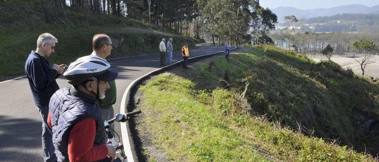 Vecinos y curiosos, en la zona en la que se despeñó el accidentado.