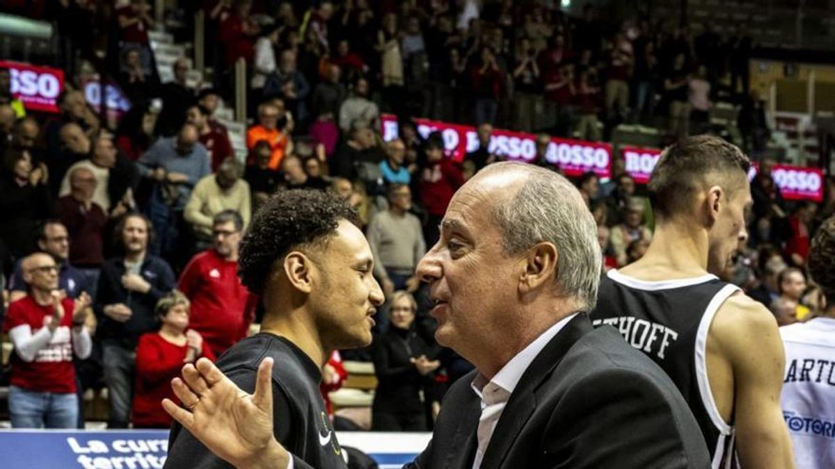 Vidorreta se dispone a saludar a los técnicos del Trieste. | BCL