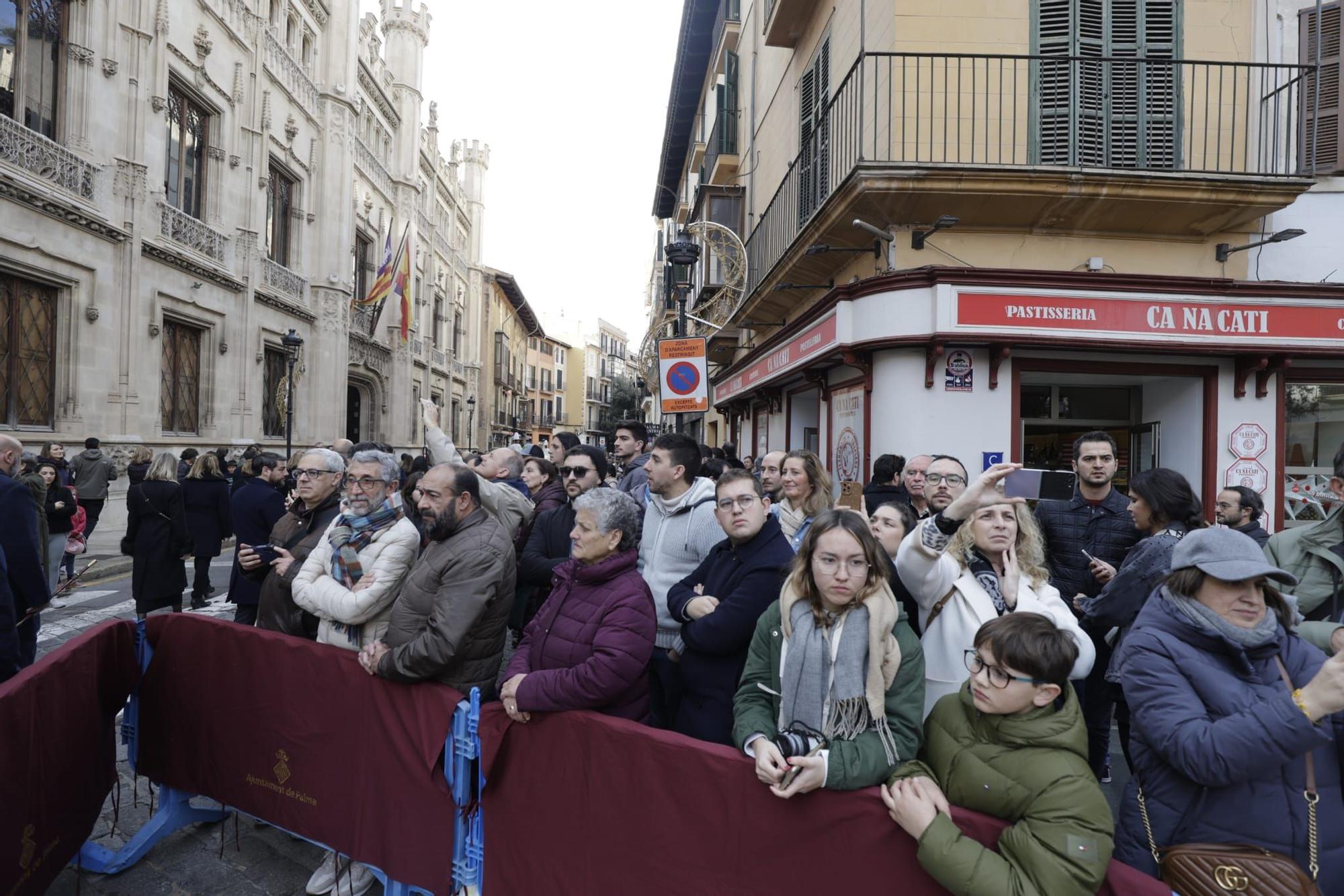 La plaza de Cort de Palma luce ya el estandarte del Rei en Jaume y la Cimera del Rei Martí