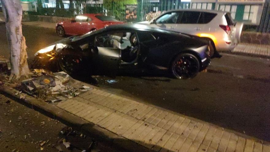 El Lamborghini de Jonathan Viera aparece estrellado en un árbol y el exvalencianista asegura que se lo dejó a un amigo