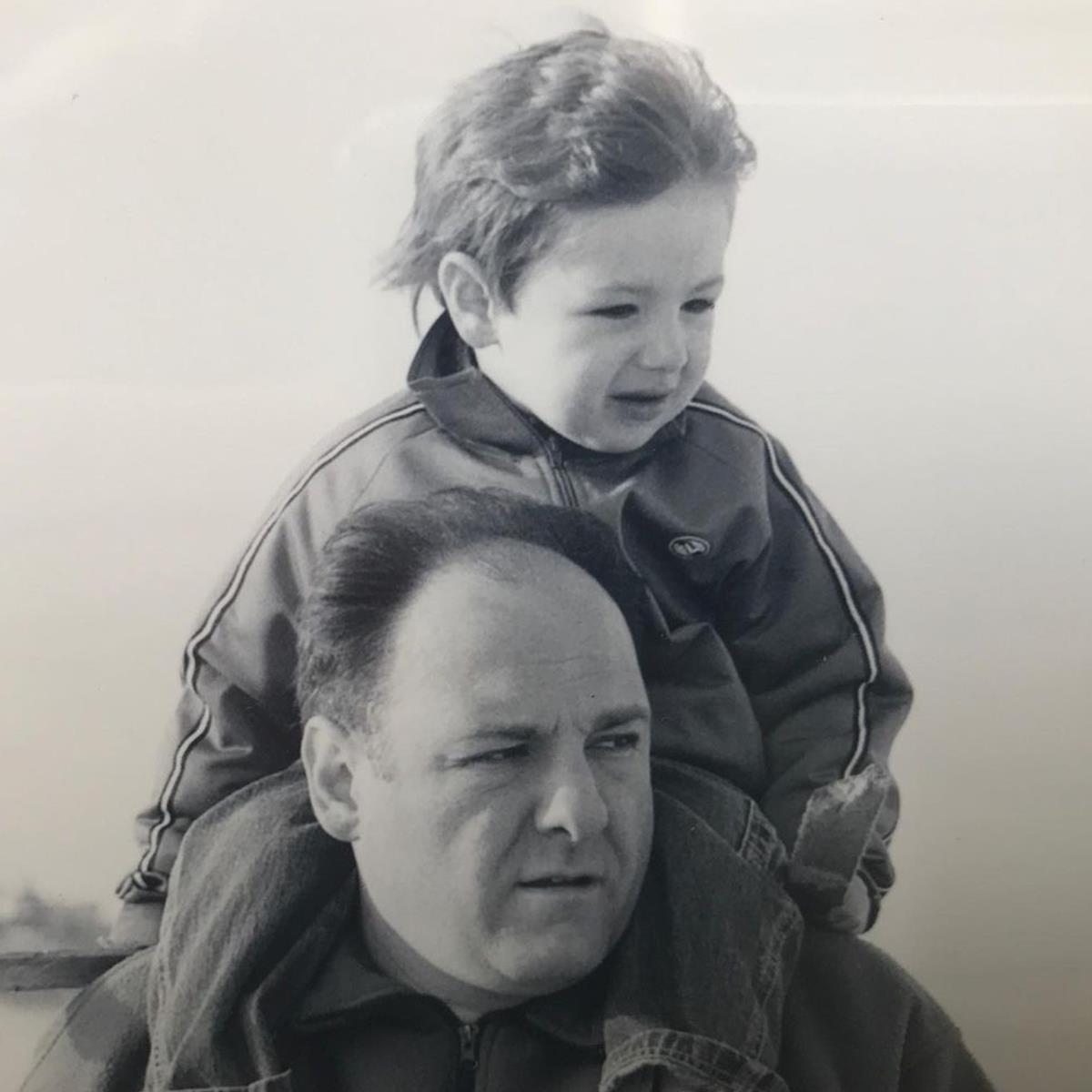 Michael Gandolfini, de niño, a hombros de su padre.