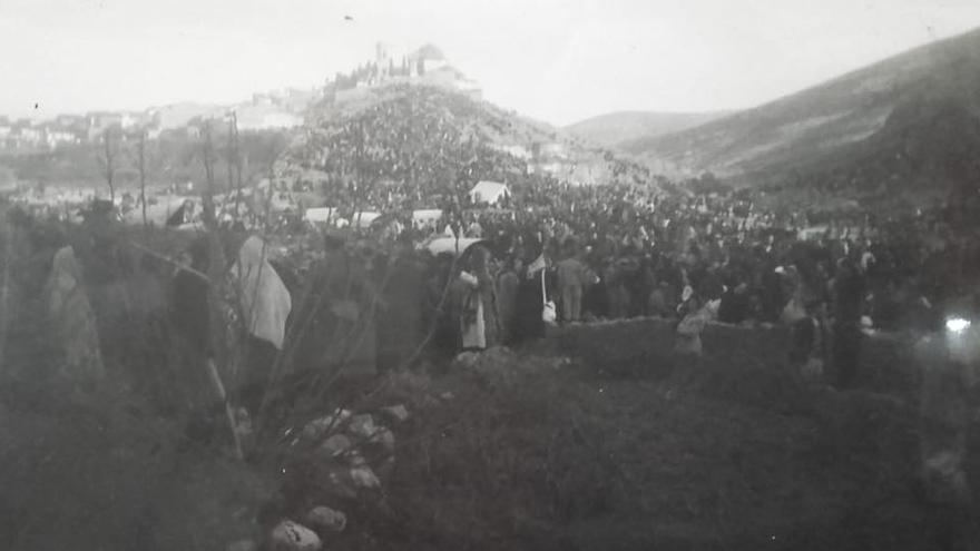 Decenas de miles de personas peregrinaron hasta la Cova Campana aquel día.