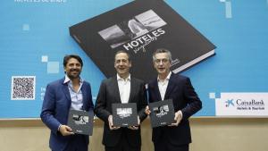 De izquierda a derecha, Jorge Marichal, presidente de CEHAT, Gonzalo Gortázar, CEO de CaixaBank, y David Rico, director de Hotels&Turism.