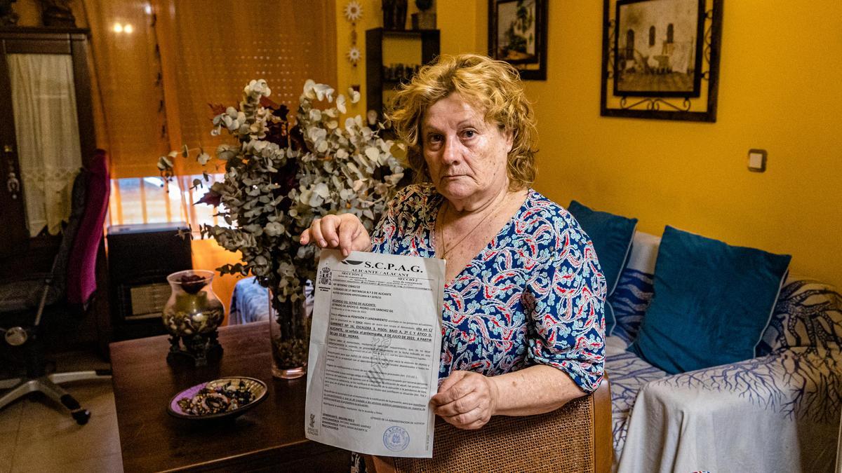 María, de 71 años, muestra la orden de lanzamiento que se ha fijado para el 8 de julio