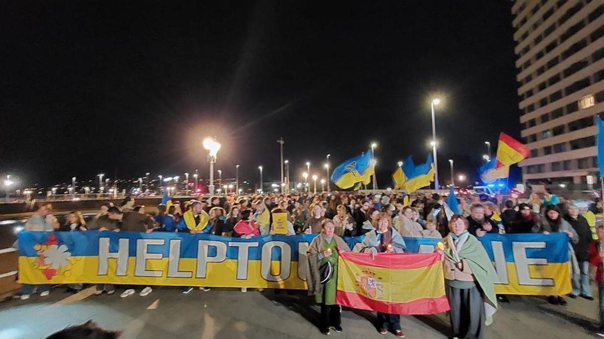 La marcha nocturna por el muro de Gijón del aniversario de la guerra de Ucrania