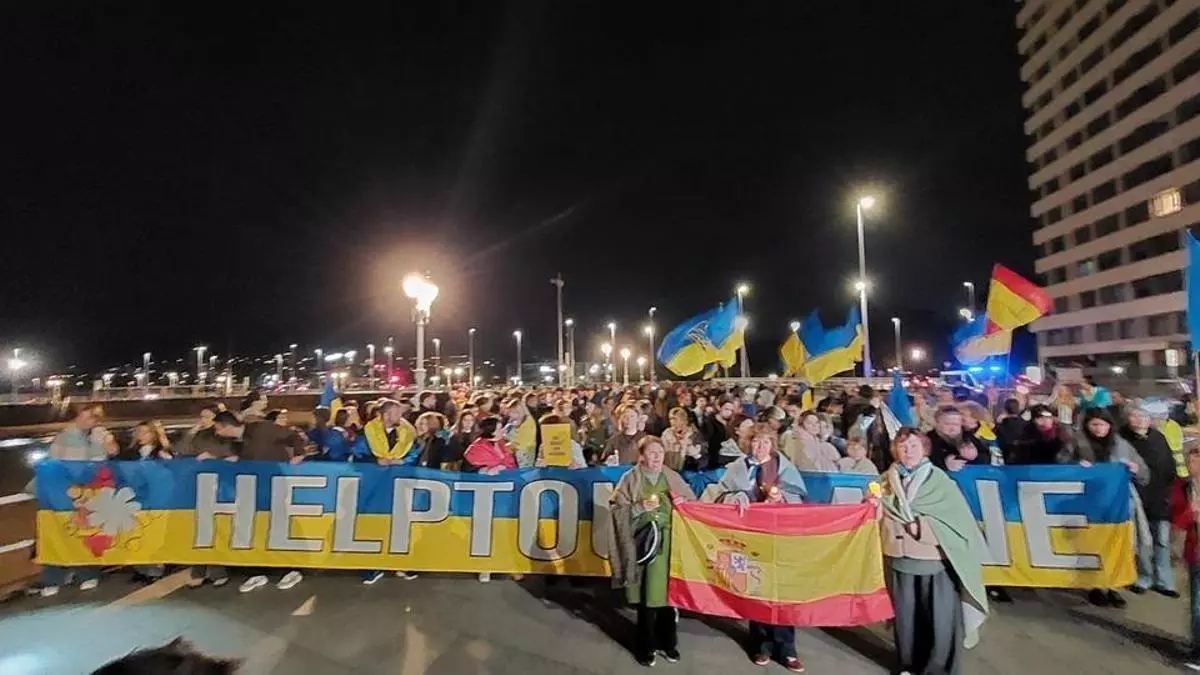 Ucrania ensombrece el Muro de San Lorenzo de Gijón por los cuatro años de guerra: "Queremos la paz, pero somos valientes"